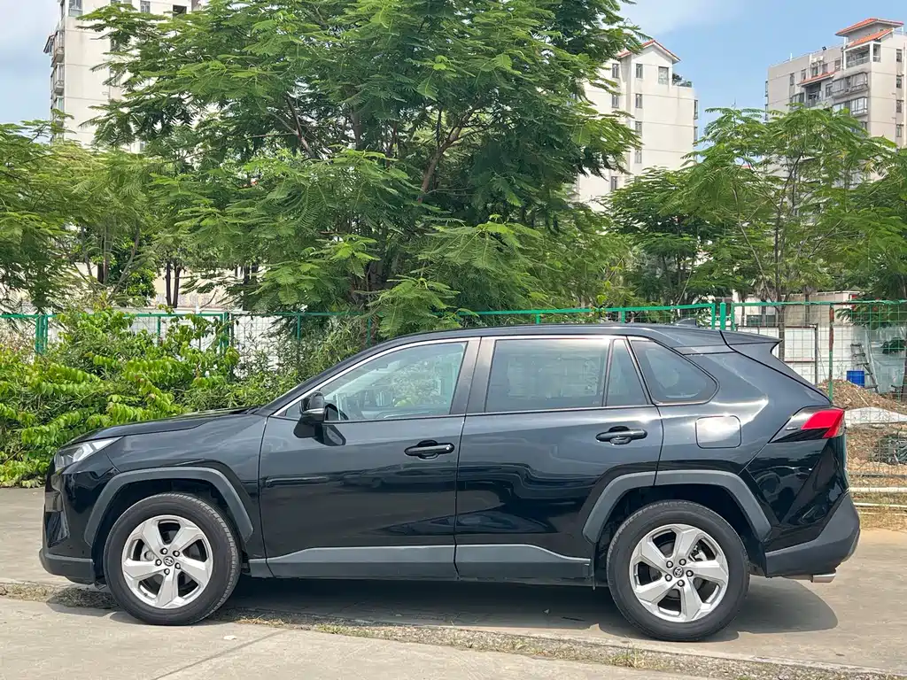 Toyota RAV4 2021 — фото 3