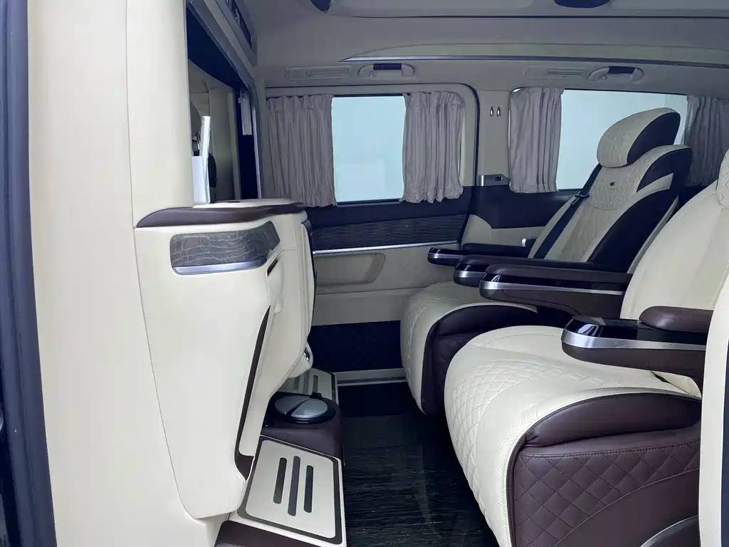 Mercedes-Benz V-Class 2020 — фото 11