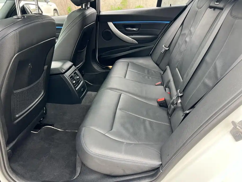 BMW 3 Series 2018 — фото 10