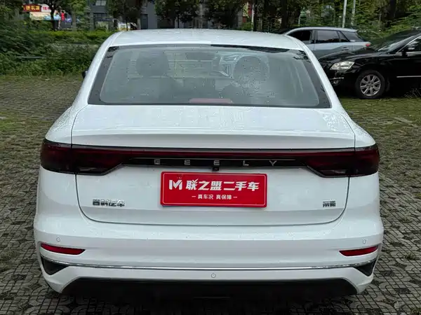 Geely Emgrand 2022