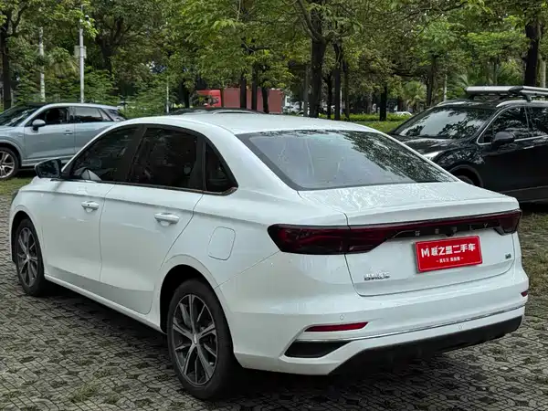 Geely Emgrand 2022