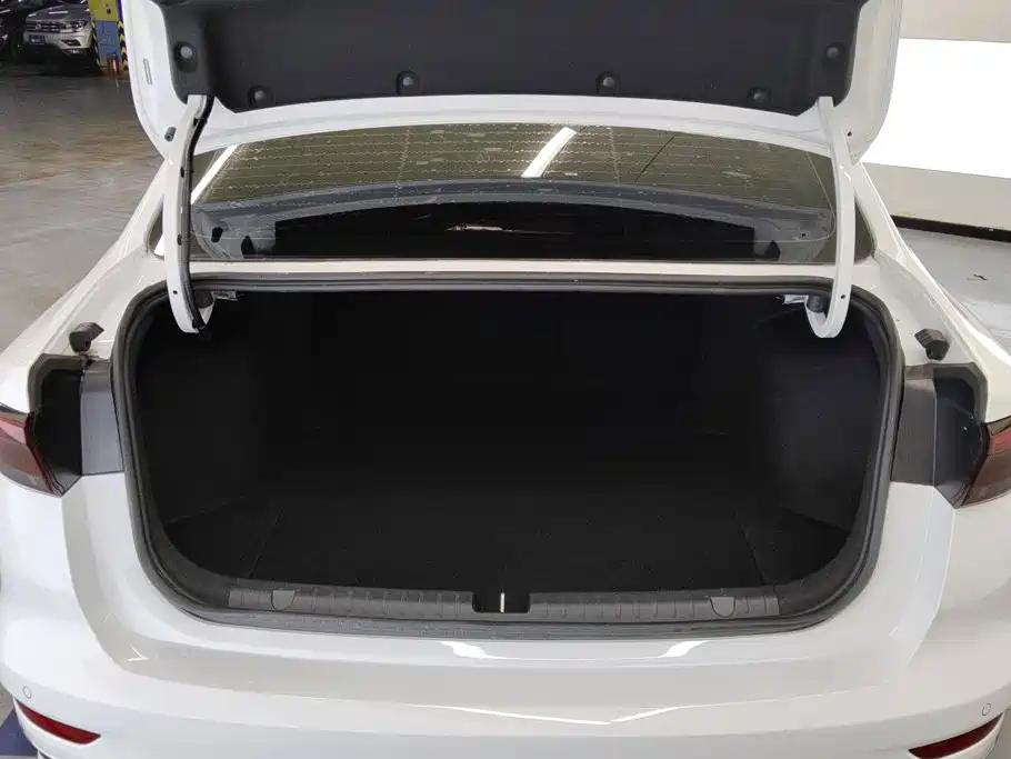 Geely Emgrand 2023