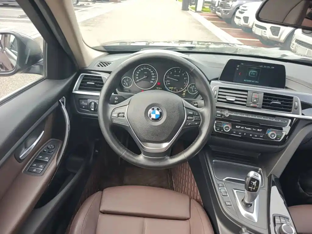 BMW 3 Series 2018 — фото 11
