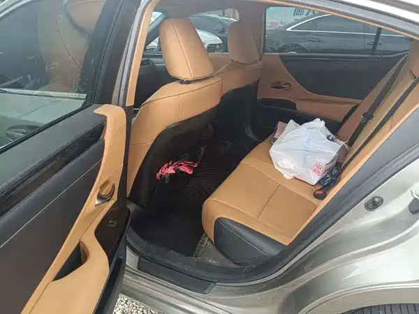 Lexus ES 2022