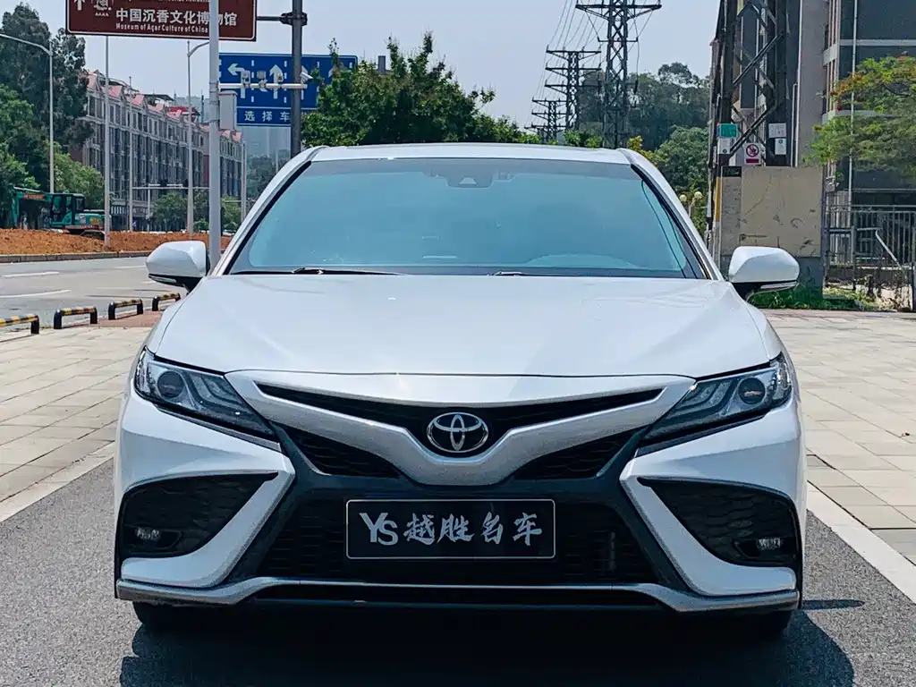 Toyota Camry 2022 — фото 2