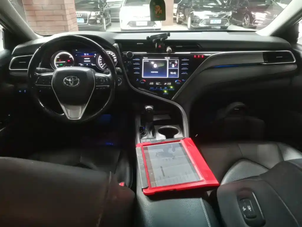 Toyota Camry 2019 — фото 10
