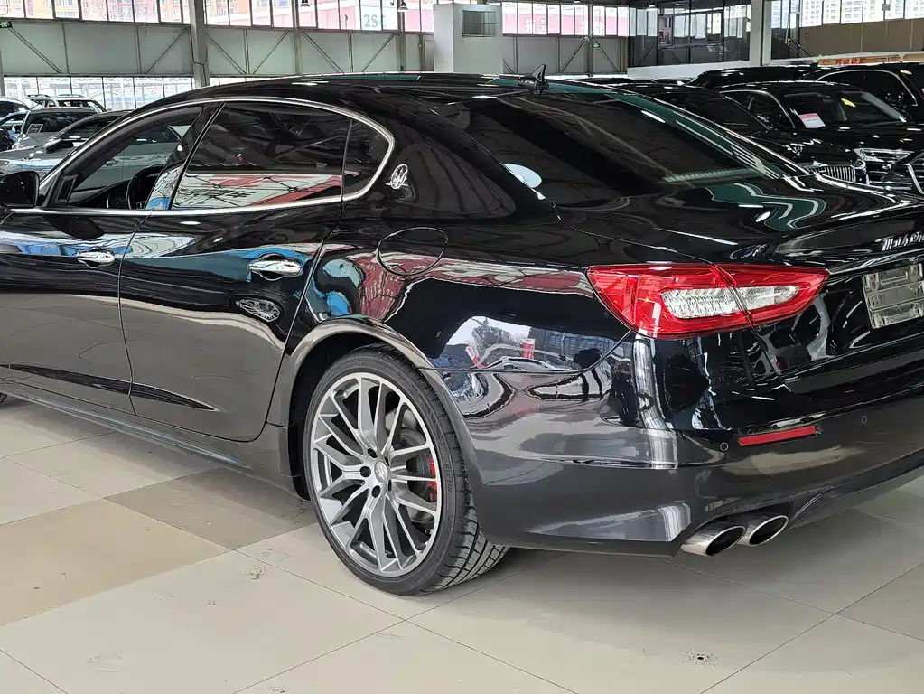 Maserati Quattroporte 2017 — фото 19
