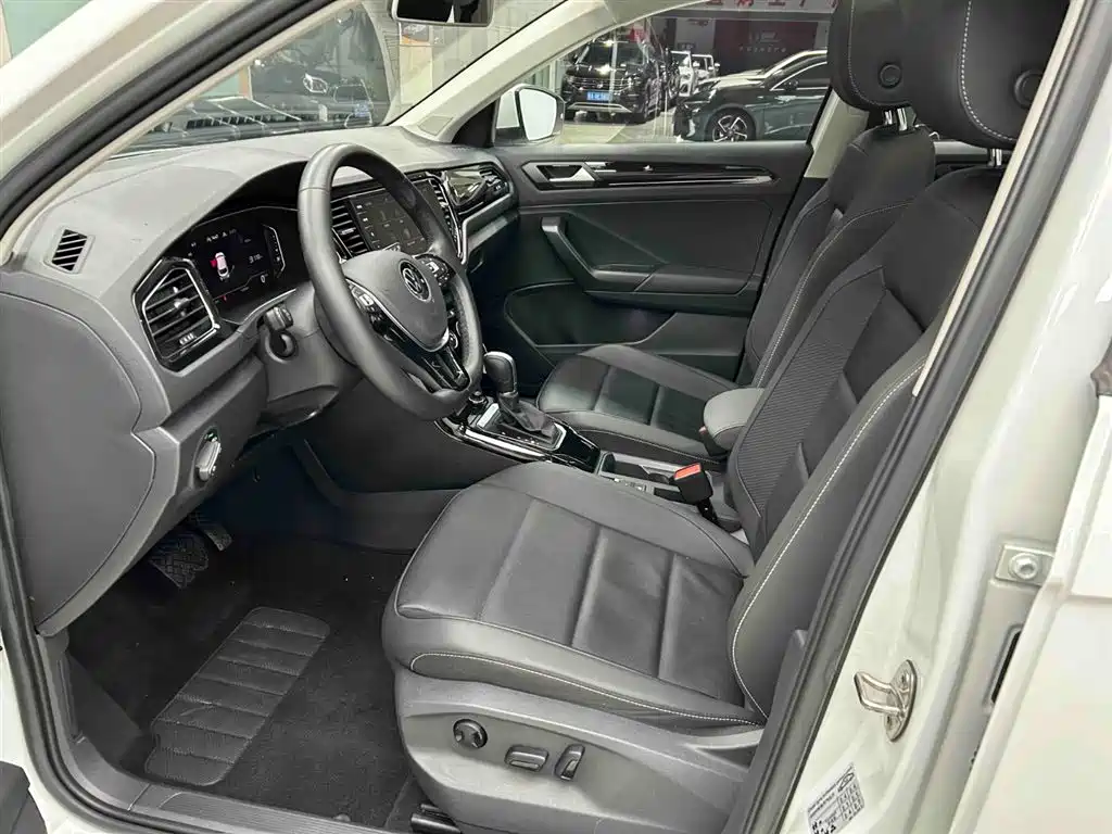 Volkswagen T-Roc 2023 — фото 11