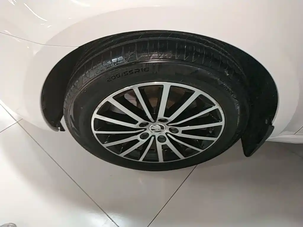 Skoda Octavia 2018 — фото 23