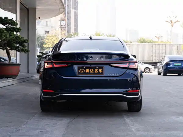 Lexus ES 2025