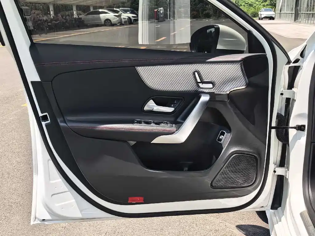 Mercedes-Benz A-Class 2024 — фото 16
