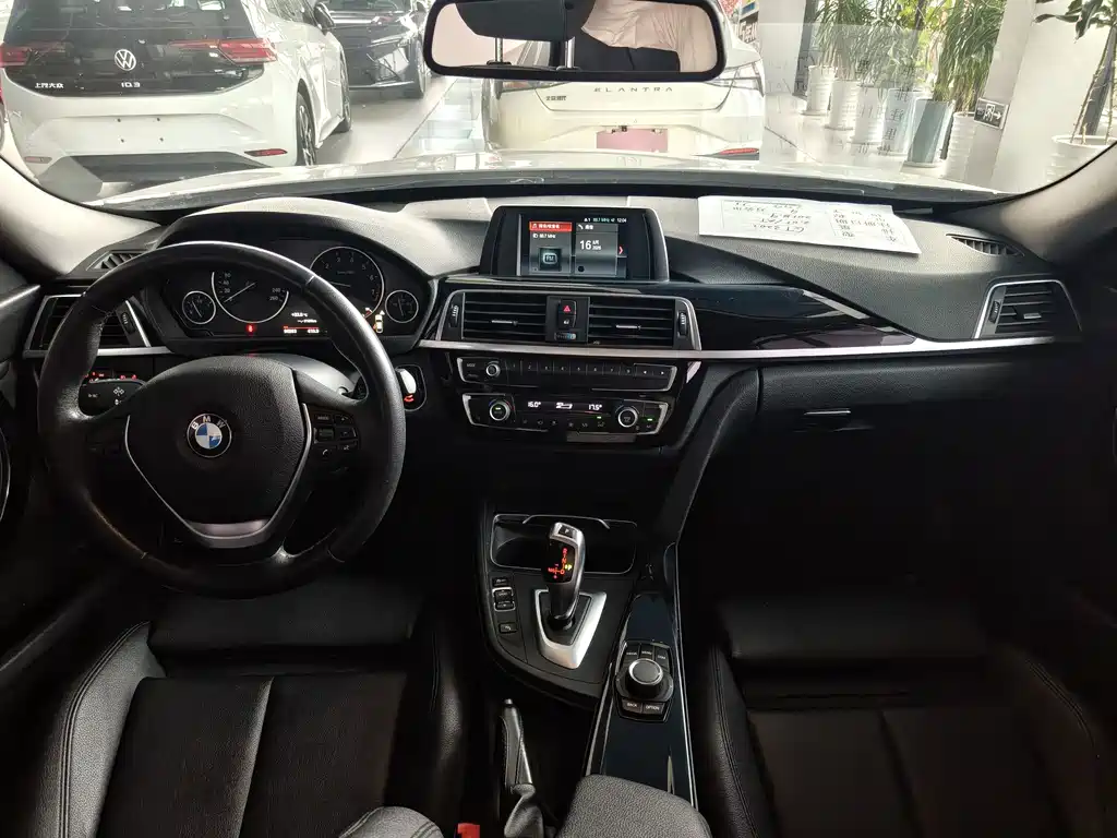 BMW 3 Series 2018 — фото 10