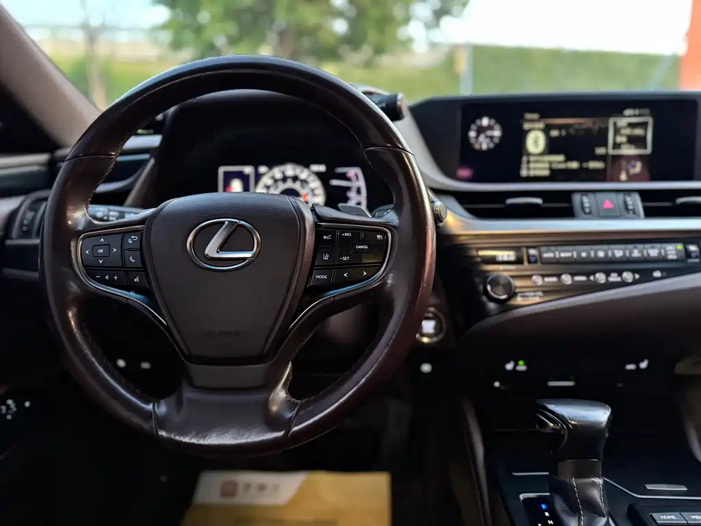 Lexus ES 2019 — фото 18