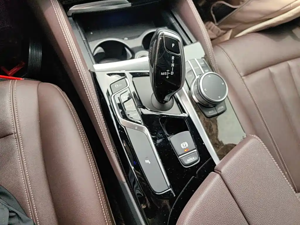BMW 5 Series 2019 — фото 14