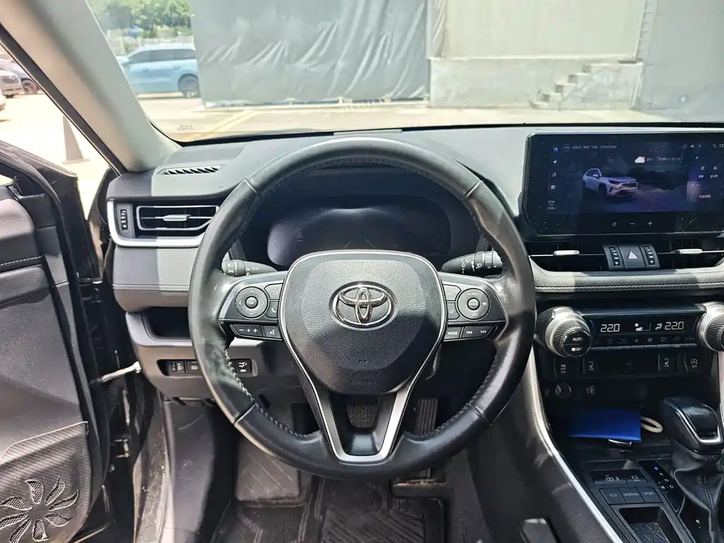 Toyota RAV4 2024 — фото 11