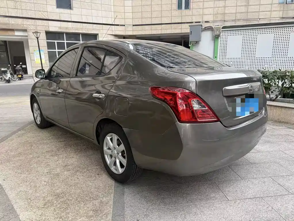 Nissan Sunny 2011 — фото 6