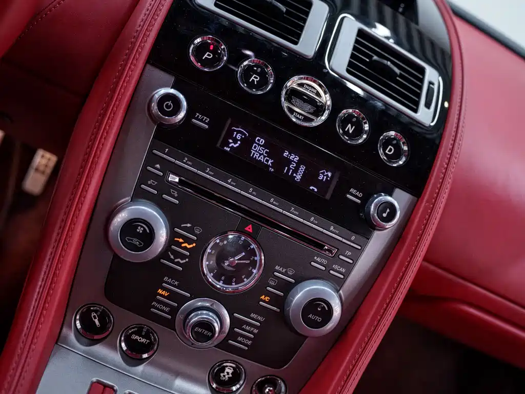 Aston Martin DB9 2014 — фото 16