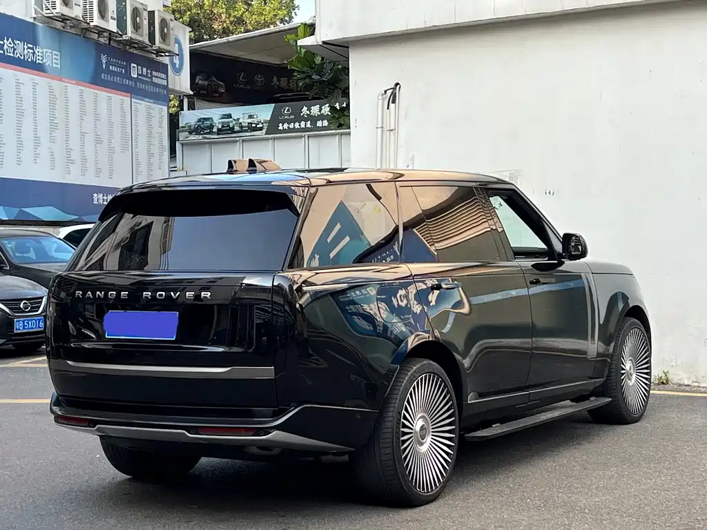 Land Rover Range Rover 2023 — фото 18