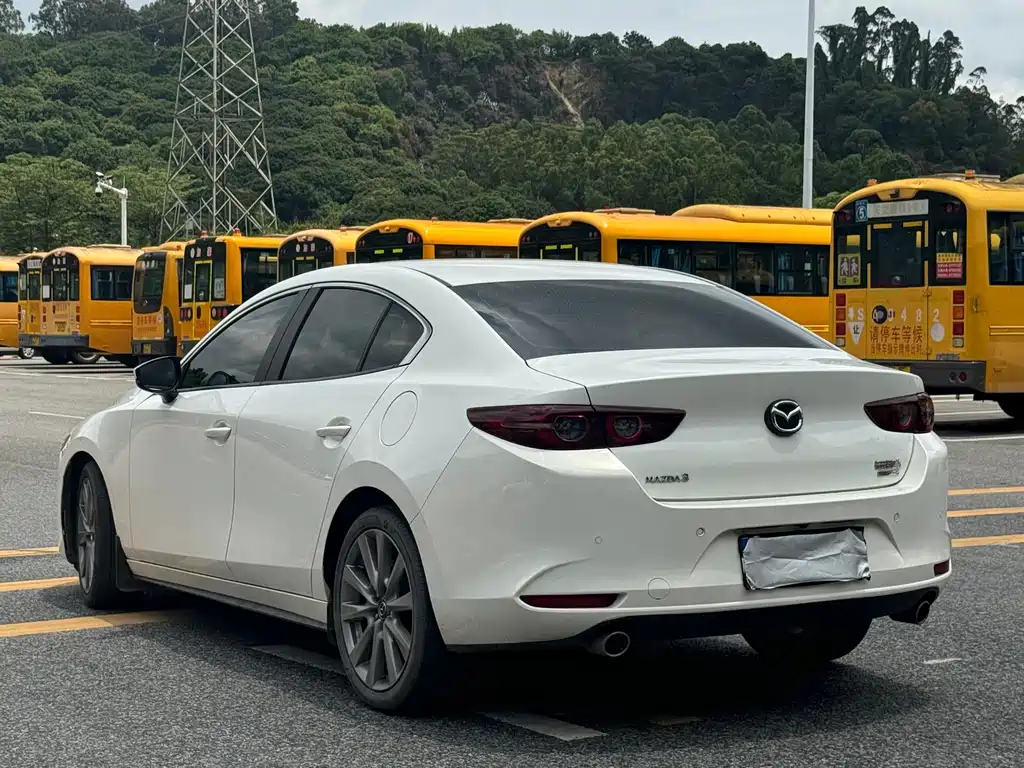 Mazda 3 Axela 2022 — фото 7