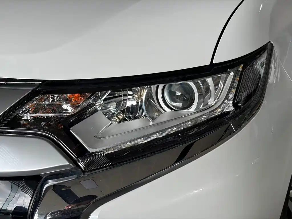 Mitsubishi Outlander 2022 — фото 2