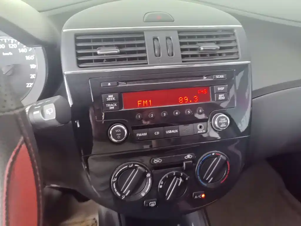 Nissan Tiida 2015 — фото 13