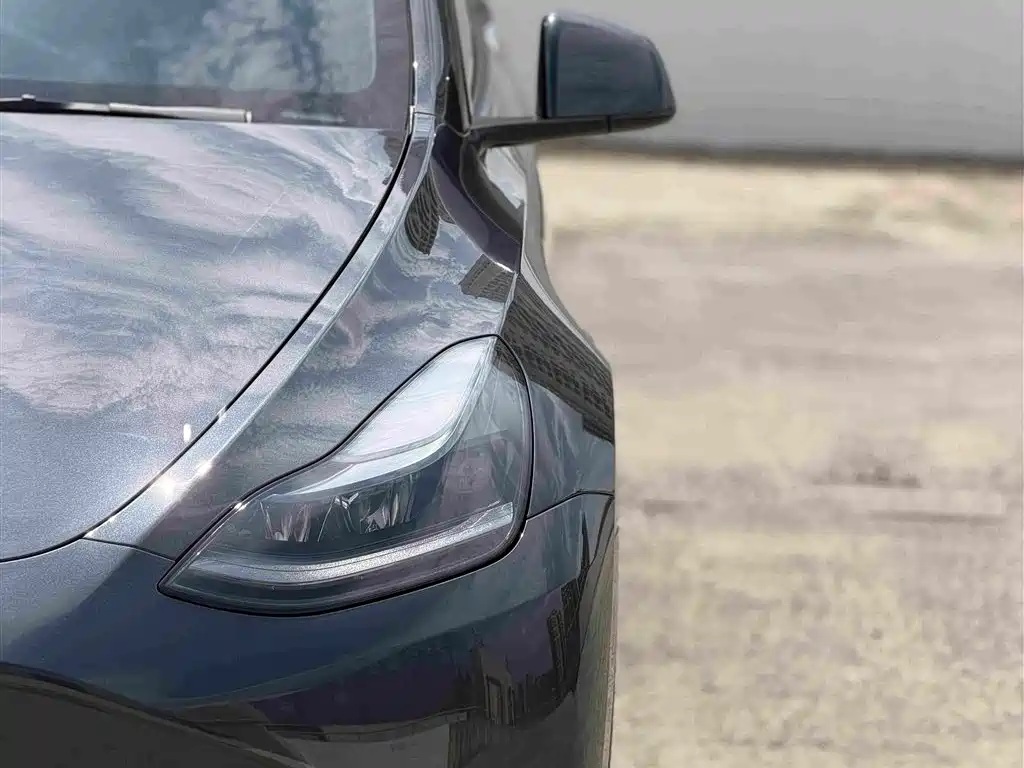 Tesla Model Y 2025 — фото 9