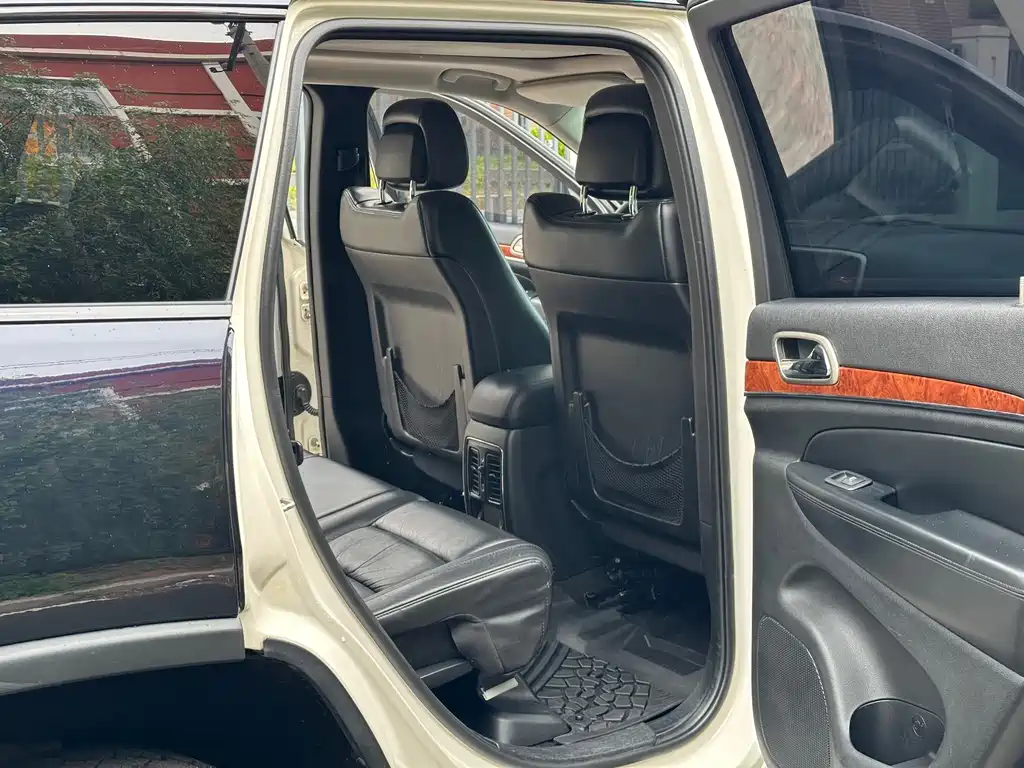 Jeep Grand Cherokee 2012 — фото 10