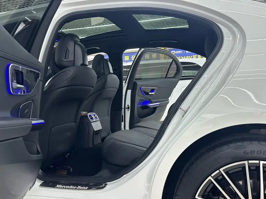 Mercedes-Benz C-Class 2024 — фото 12