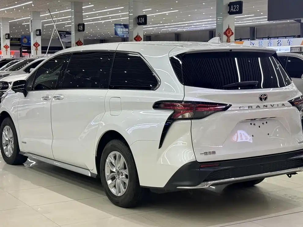 Toyota Granvia 2023 — фото 4