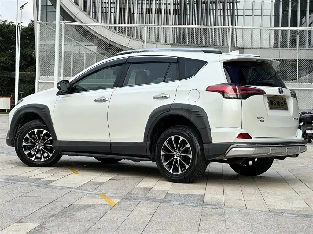 Toyota RAV4 2019 — фото 5