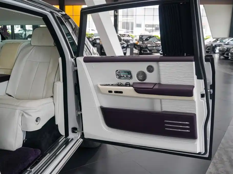 Rolls-Royce Phantom 2019 — фото 11