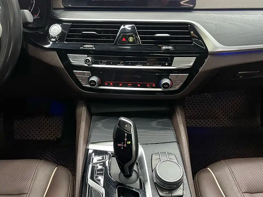 BMW 5 Series 2021 — фото 12