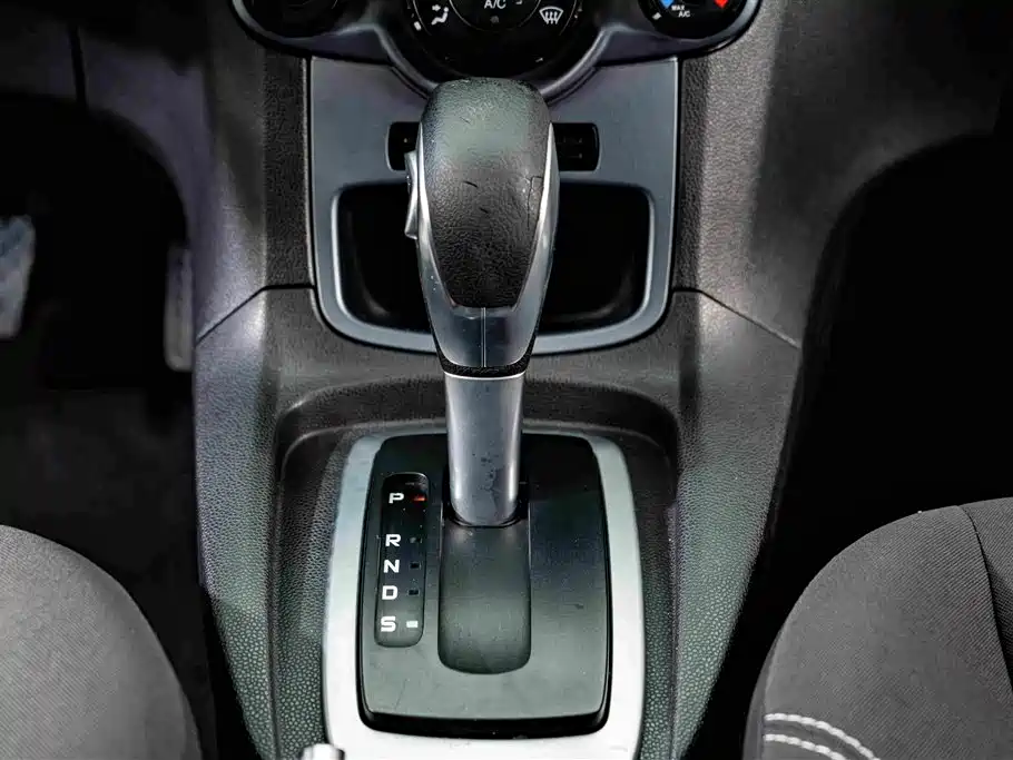 Ford Fiesta 2015 — фото 14