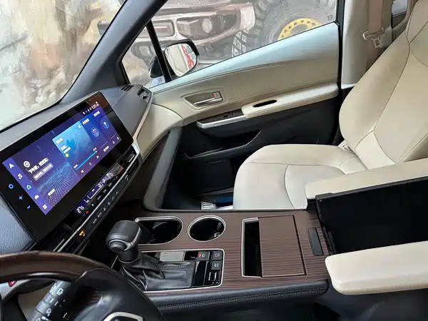 Toyota Granvia 2023