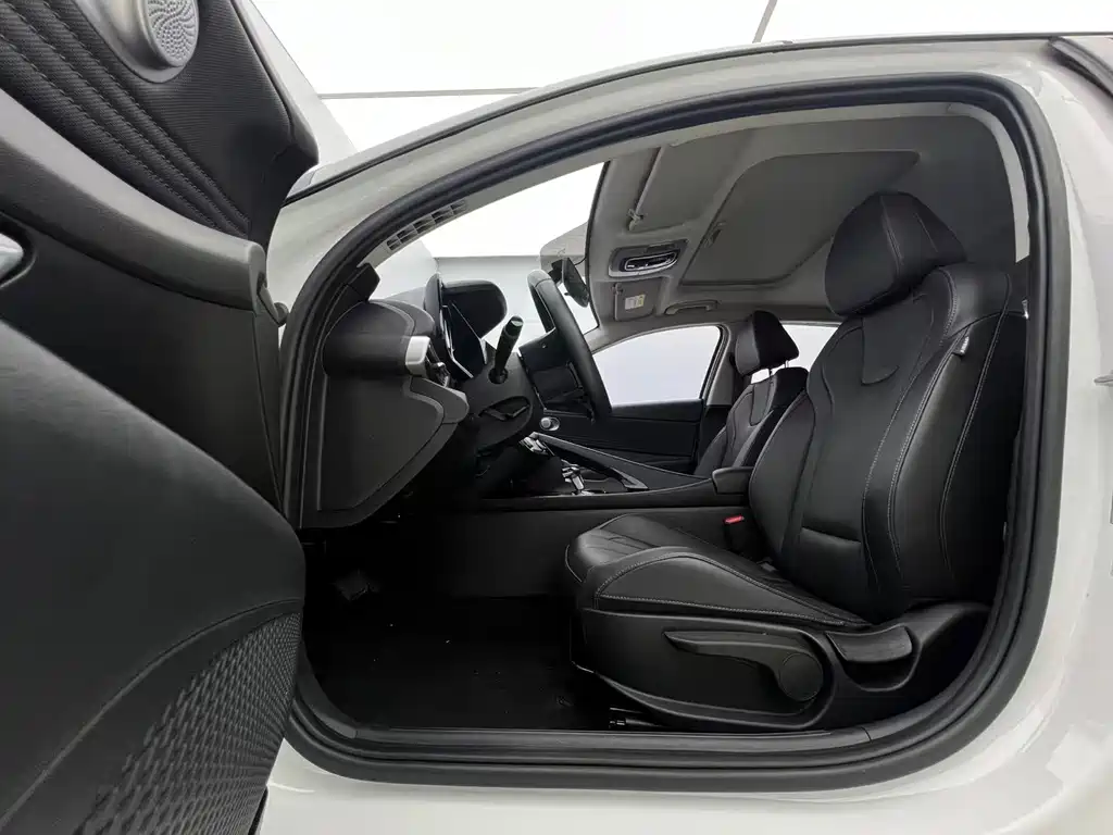 Hyundai Elantra 2023 — фото 12