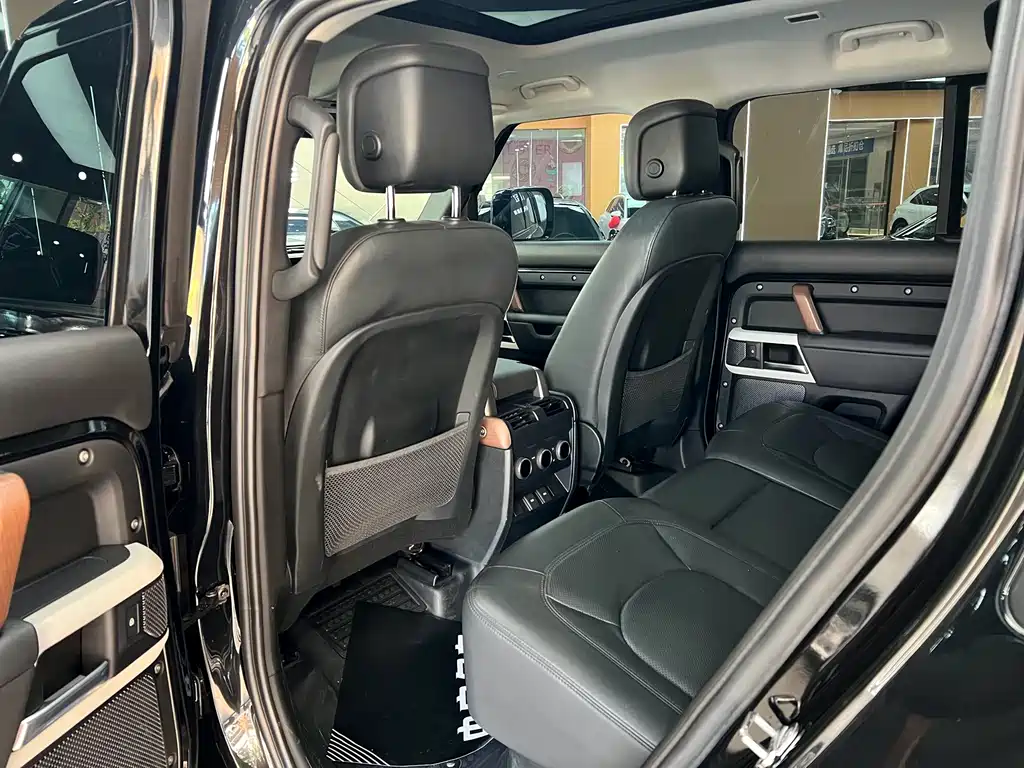 Land Rover Defender 2023 — фото 12