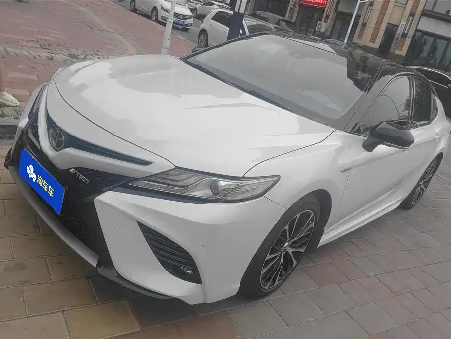Toyota Camry 2019 — фото 1
