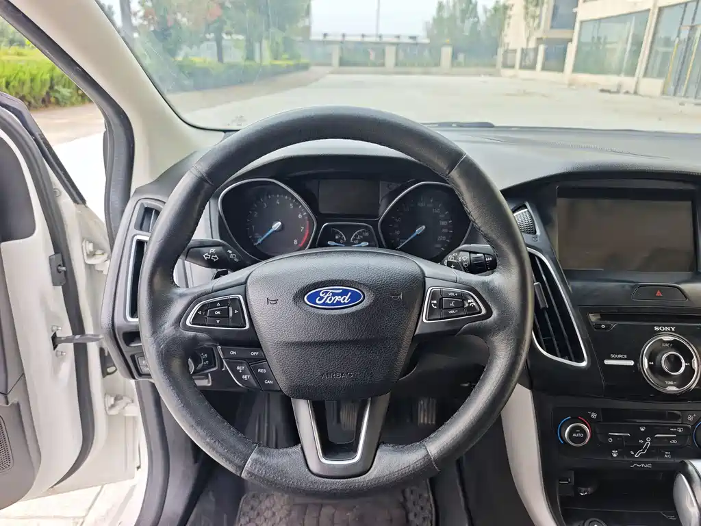 Ford Focus 2016 — фото 11