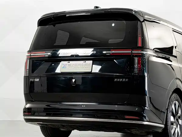 Volvo EM90 2025