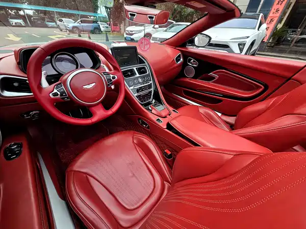 Aston Martin DB11 2019