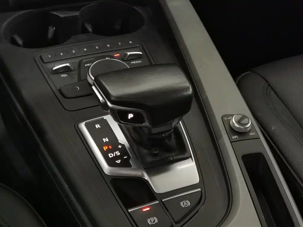 Audi A4L 2017 — фото 13