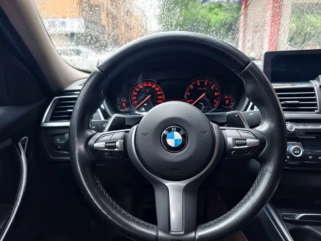 BMW 3 Series 2018 — фото 12