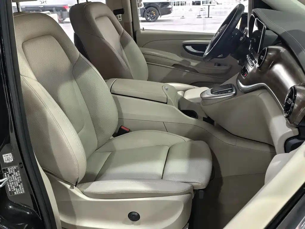 Mercedes-Benz V-Class 2023 — фото 15