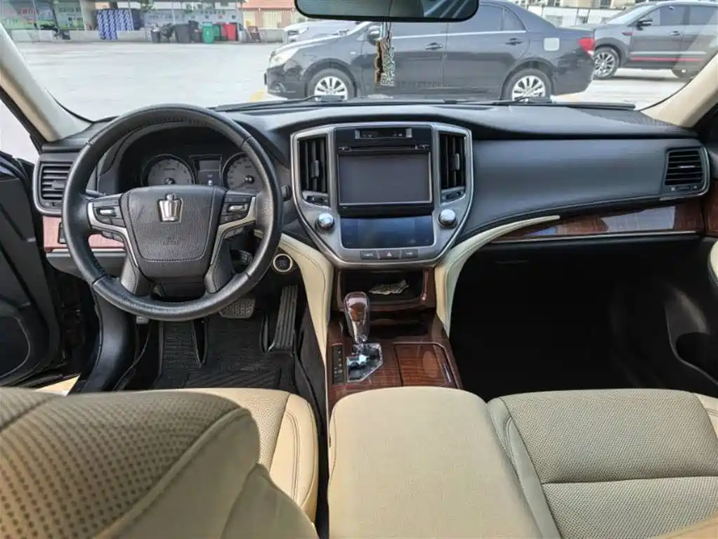 Toyota Crown 2016
