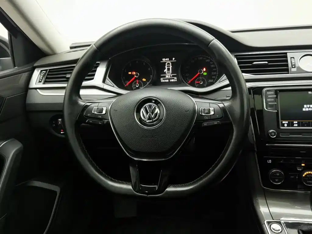 Volkswagen Passat 2017 — фото 11