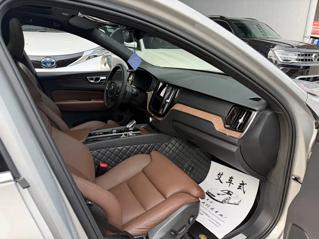 Volvo XC60 2022 — фото 10