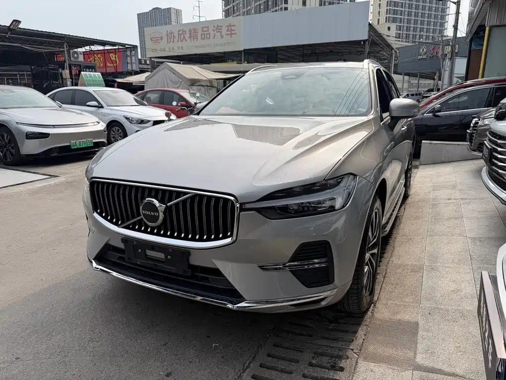 Volvo XC60 2022 — фото 1