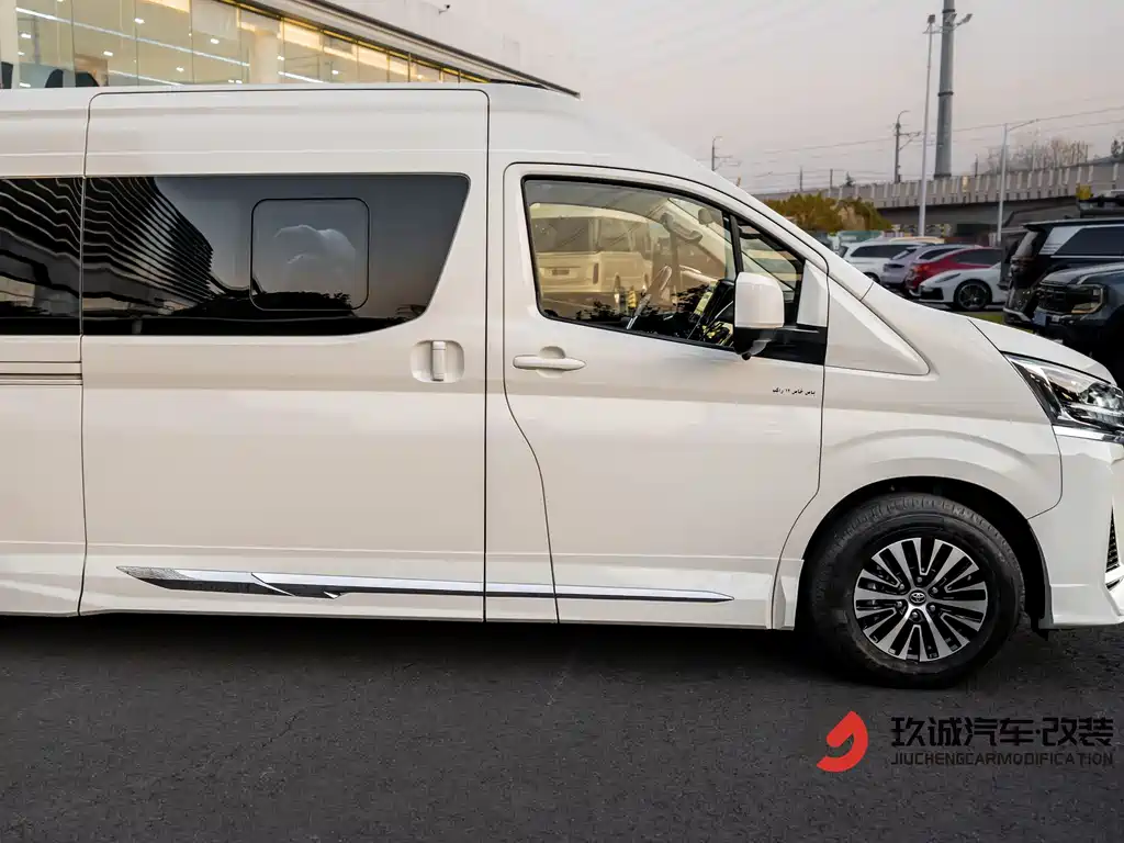 Toyota Hiace — фото 3