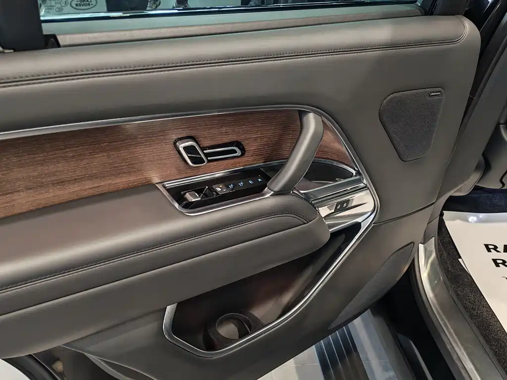 Land Rover Range Rover 2023 — фото 17