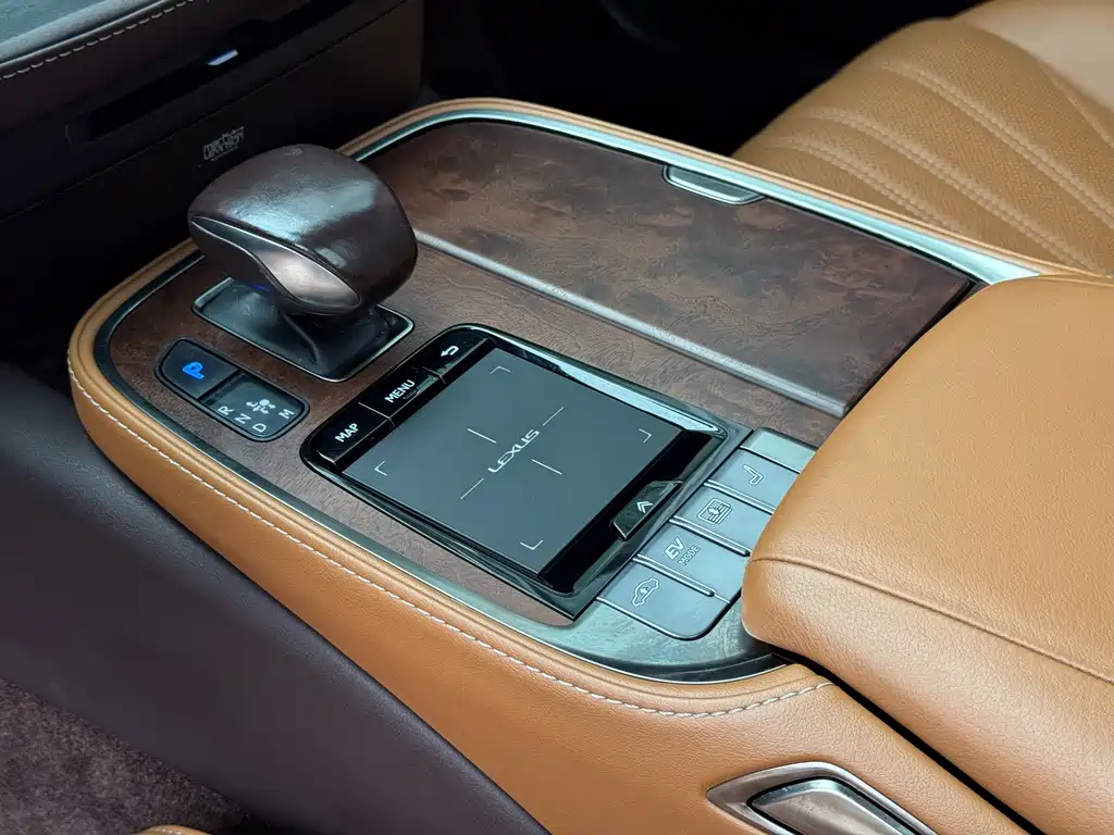 Lexus LS 2019 — фото 12